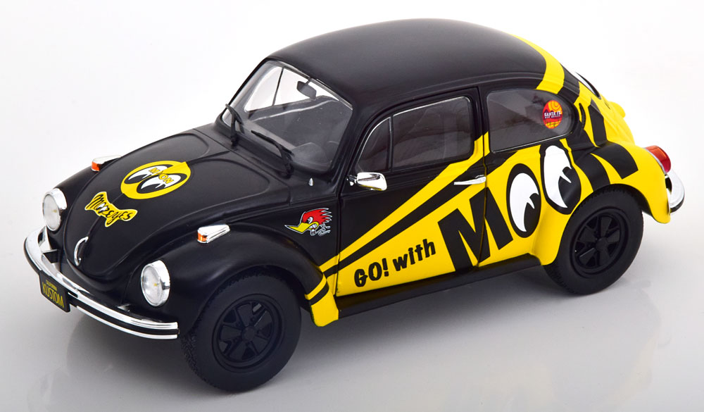 Volkswagen Beetle 1303 1974 "Go With Mooneyes" 1-18 Zwart/Geel Solido