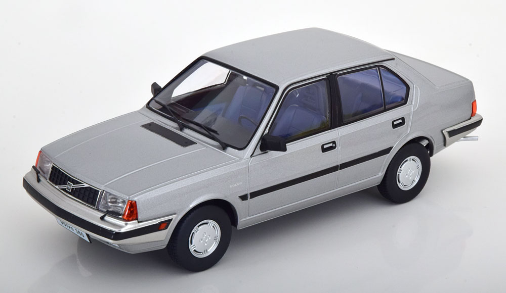 Volvo 360 1987 Grijs Metallic 1-18 Triple 9 Collection
