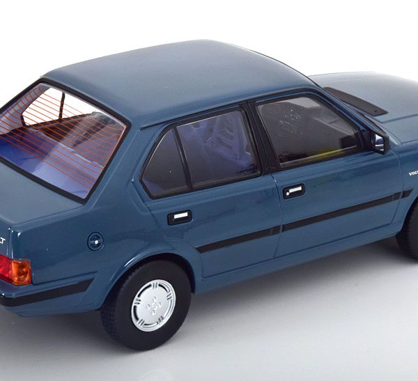 Volvo 360 1987 Blauw / Grijs 1-18 Triple 9 Collection