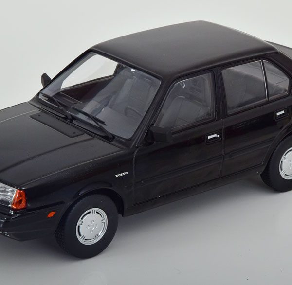 Volvo 360 1987 Zwart 1-18 Triple 9 Collection