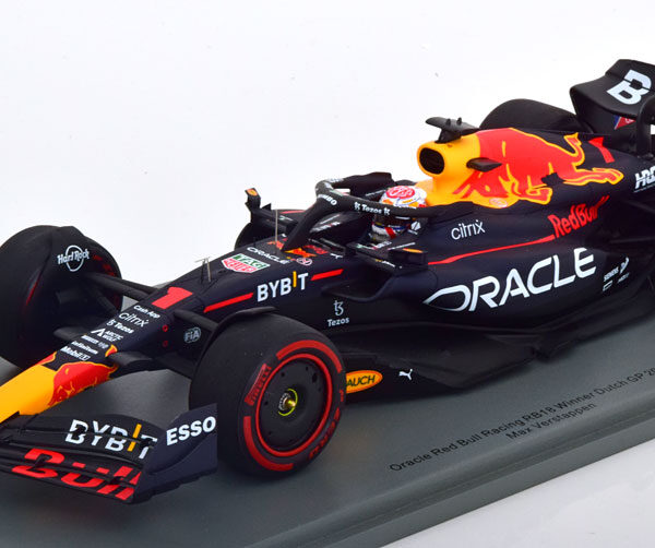 Oracle Red Bull Racing RB18 Winner Dutch GP 2022 World Champion Max Verstappen 1-18 Spark ( Inkl.Vitrine) Resin