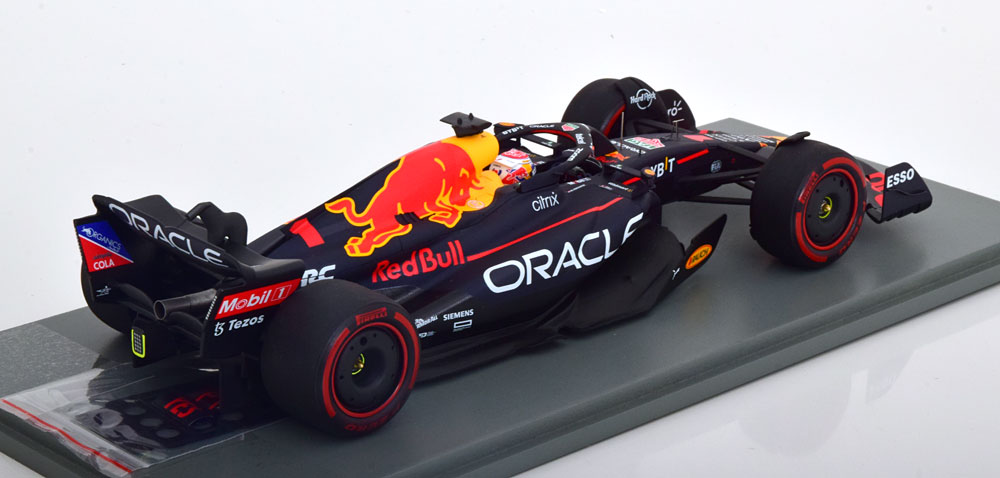 Oracle Red Bull Racing RB18 Winner Dutch GP 2022 World Champion Max Verstappen 1-18 Spark ( Inkl.Vitrine) Resin