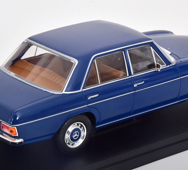 Mercedes-Benz 200D (W115) 1968 Blauw 1-24 Whitebox