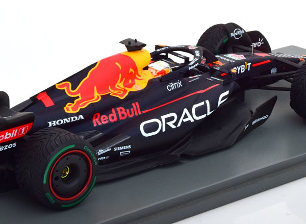 Oracle Red Bull Racing RB18 Winner Japanese GP 2022 ( Regenbanden ) World Champion Max Verstappen 1-18 Spark ( Inkl.Vitrine) Resin