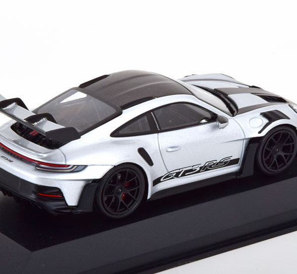 Porsche 911 (992) GT3 RS 2023 “Weissach Package” Zilver / Carbon 1-43 Minichamps Limited 300 Pieces