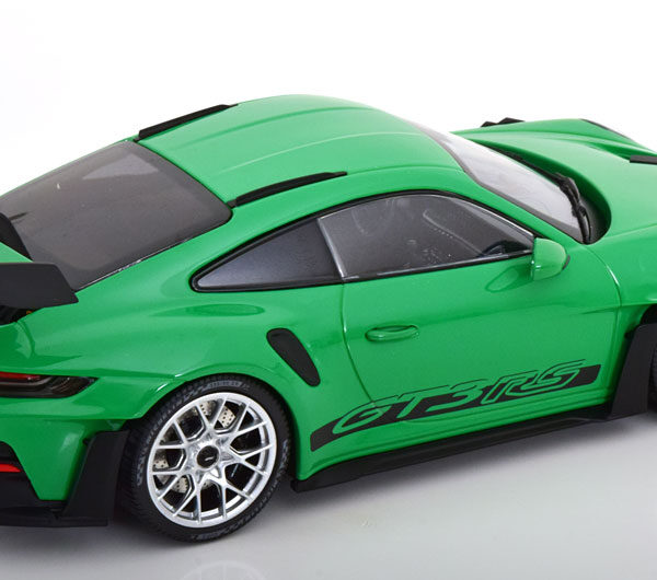 Porsche 911 (992) GT3 RS 2023 ( Zilvere velgen ) Groen / Zwart 1-18 Minichamps Limited 300 Pieces