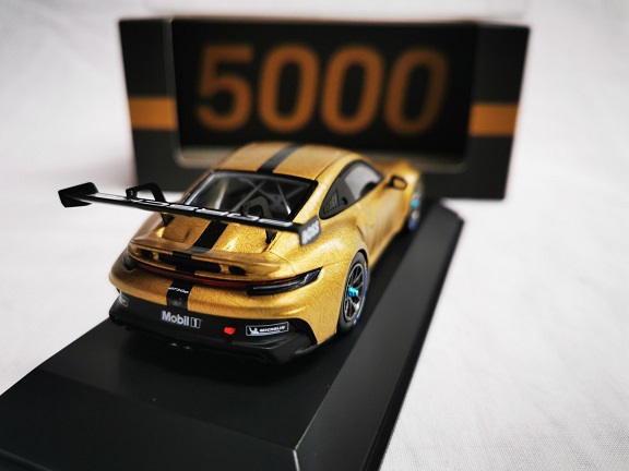 Porsche 911 (992) GT3 Cup 2023 "5000" Goud Metallic 1-43 Spark Limited 1000 Pieces