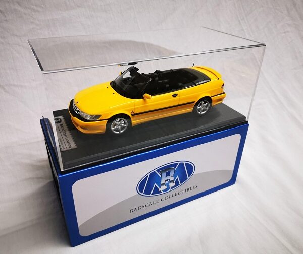 Saab 9-3 Viggen Convertible 2001 Yellow (Inkl.Vitrine) 1-18 DNA-Radscale Collectibles