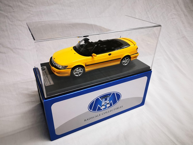 Saab 9-3 Viggen Convertible 2001 Yellow (Inkl.Vitrine) 1-18 DNA-Radscale Collectibles