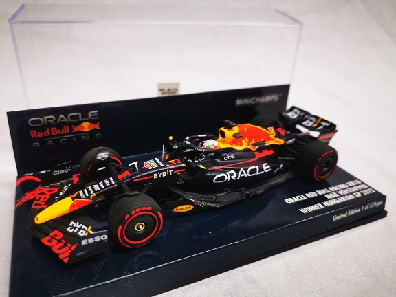 Oracle Red Bull Racing RB18 #1 Winner Hungarian GP 2022 Max Verstappen 1-43 Minichamps Limited 576 Pieces