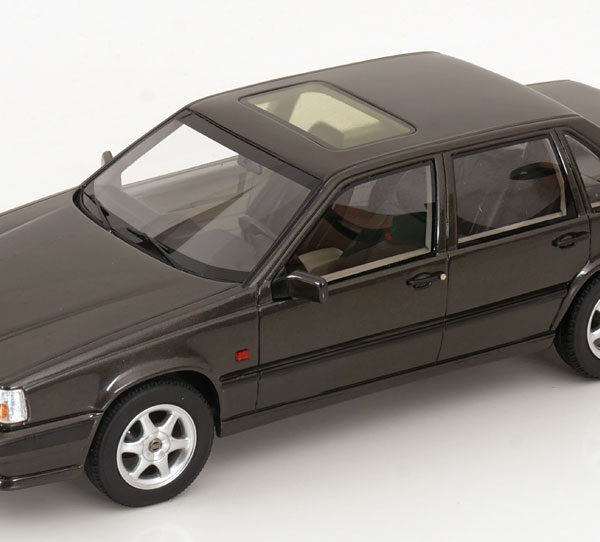 Volvo 850 GLT Limousine 1991-1994 Donkergroen Metallic 1-18 Cult Scale Models (Resin)