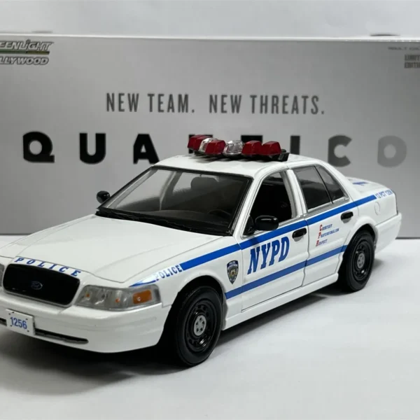 Ford Crown Victoria 2003 (NYPD) "Quantico" Wit /Blauw 1-24 Greenlight Collectibles