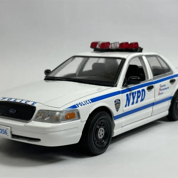 Ford Crown Victoria 2003 (NYPD) "Quantico" Wit /Blauw 1-24 Greenlight Collectibles