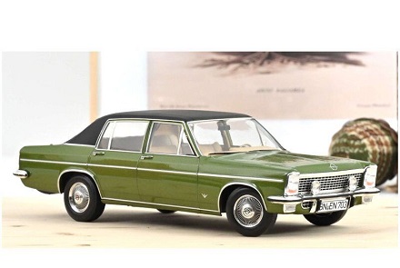 Opel Diplomat V8 1969 Groen Metallic 1-18 Norev Limited 300 Pieces