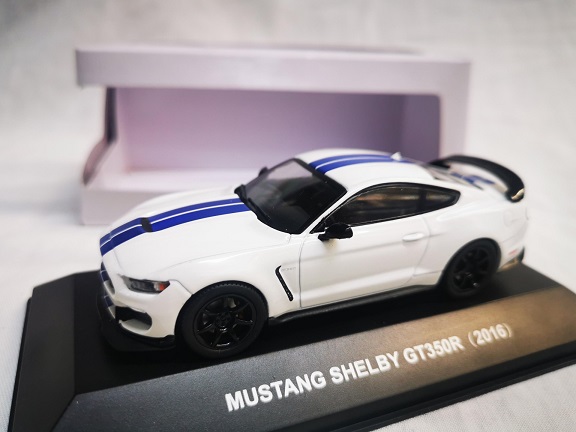 Shelby Mustang GT350R 2016 Wit / Blauw 1-43 Ixo Models ( made for the Mustang Garage )