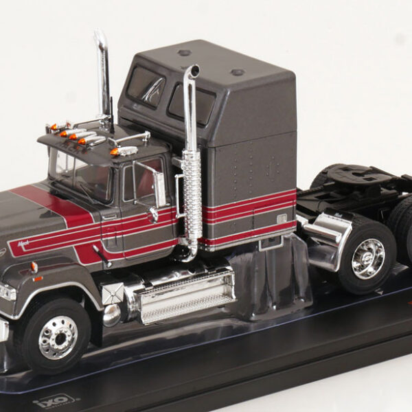 Mack Superliner Magnum 1985 Grijs Metallic / Rood 1-43 Ixo Models