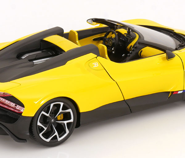 Bugatti W16 Mistral Roadster 2023 Geel / Zwart 1-18 Bburago