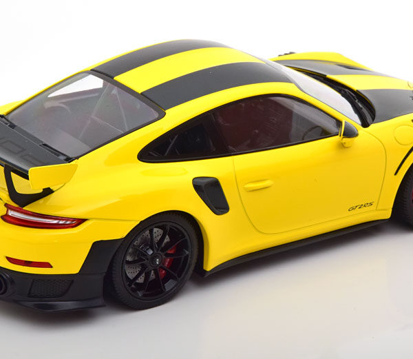 Porsche 911 (991 II) GT2 RS 2018 Geel / Zwart 1-18 Minichamps Limited 600 Pieces