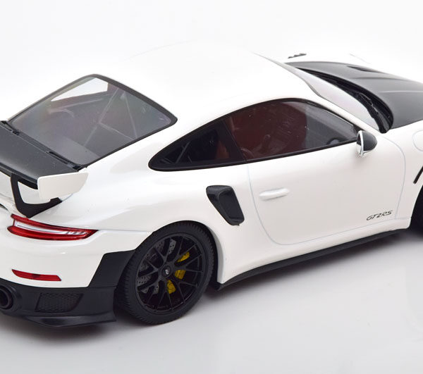 Porsche 911 (991 II) GT2 RS 2018 Wit / Zwart 1-18 Minichamps Limited 504 Pieces