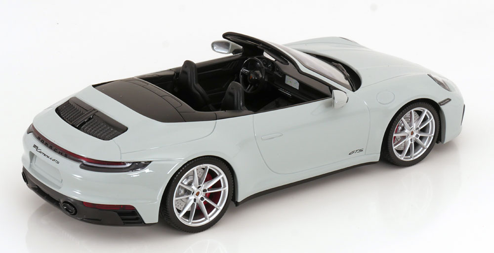 Porsche 911 (992) Carrera 4 GTS Cabriolet Lichtgrijs 1-18 Minichamps