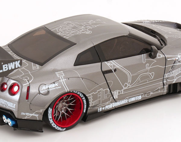 Nissan GT-R (R35) (met Liberty Walk Body Kit Typ 2.0) 2020 Mat Grijs Metallic / Wit 1-18 Solido