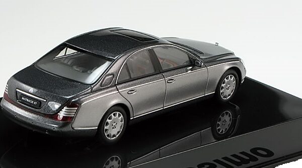 Maybach 57 SWB 2002 ( Himalaya Grey Dark / Himilayas Grey Bright Metallic ) 1-43 Autoart