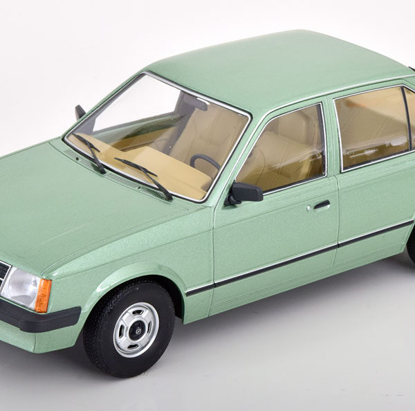 Opel Kadett D 1984 Groen Metallic 1-18 Triple 9 Collection