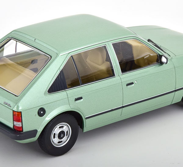 Opel Kadett D 1984 Groen Metallic 1-18 Triple 9 Collection