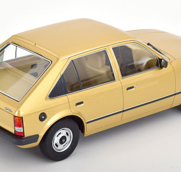 Opel Kadett D 1984 Goud Metallic 1-18 Triple 9 Collection