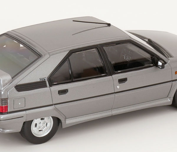 Citroen BX GTI 1990 Lichtgrijs 1:18 Triple 9 Collection