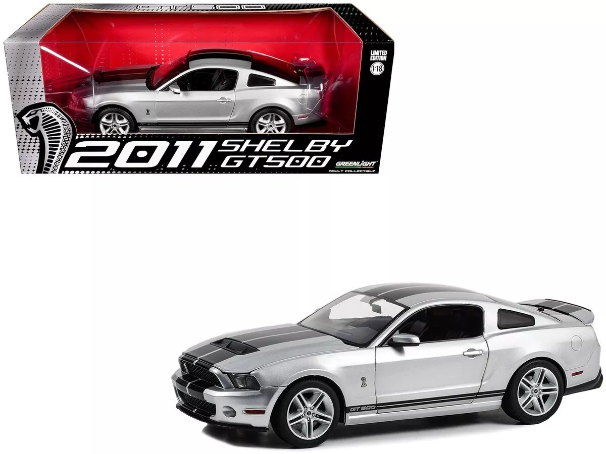 Shelby GT500 Coupe 2011 Zilver met 2 Zwarte Strepen 1/18 Greenlight Collectibles