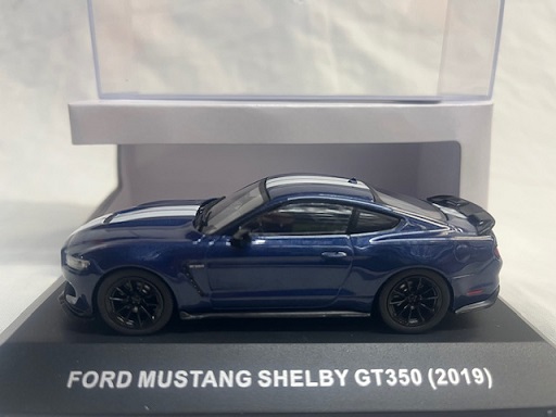 Ford Mustang Shelby GT350 2019 Blauw met witte Strepen 1-43 Ixo Models ( Made for the Mustang Garage )