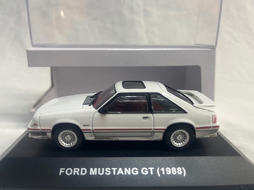 Ford Mustang GT 1988 Wit 1-43 Ixo Models ( Made for the Mustang Garage )