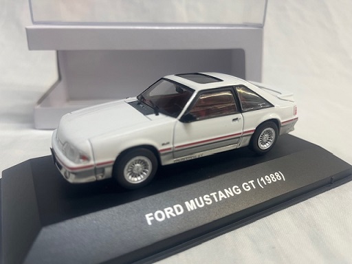 Ford Mustang GT 1988 Wit 1-43 Ixo Models ( Made for the Mustang Garage )