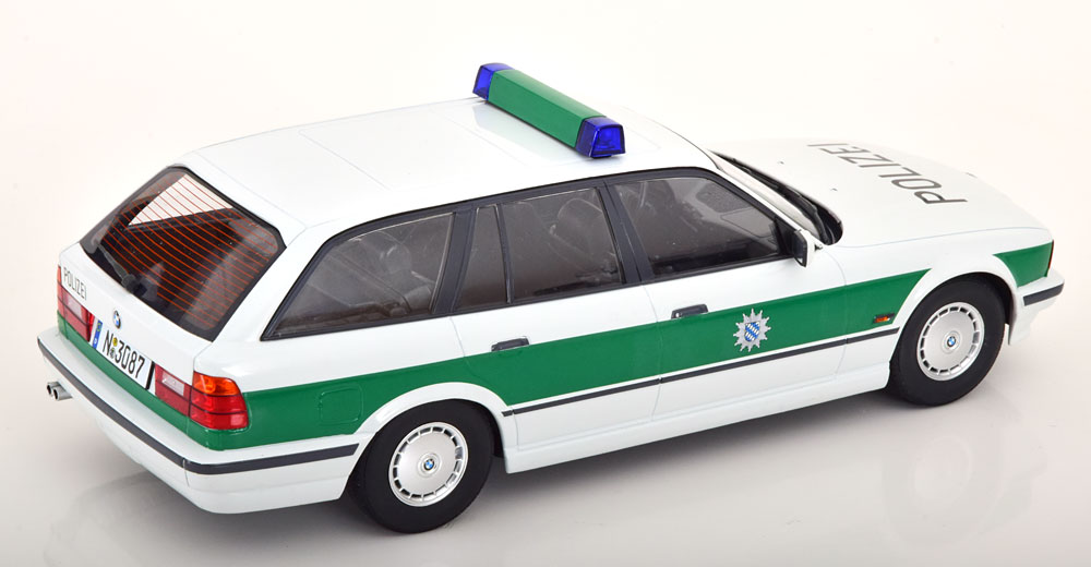 BMW 5er Serie (E39) Touring 1998 "Polizei" Wit / Groen 1-18 Triple 9 Collection