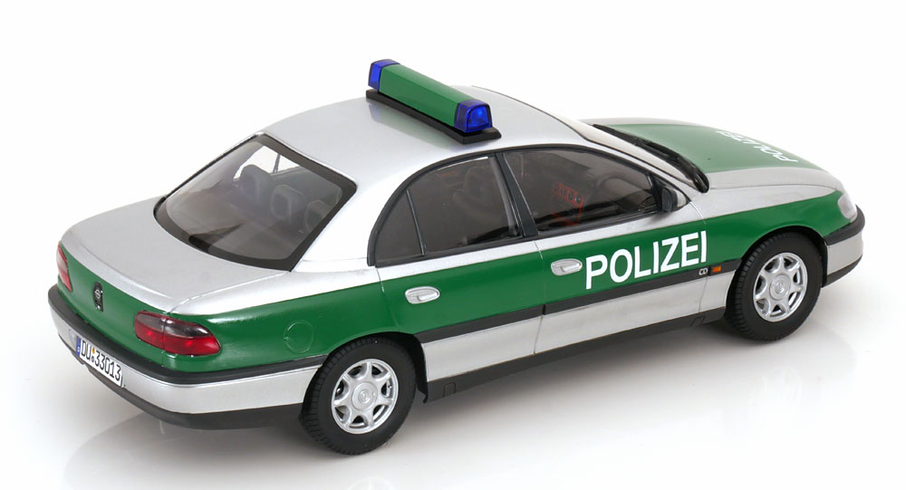 Opel Omega B 1996 “Polizei” Zilver / Groen 1-18 Triple 9 Collection