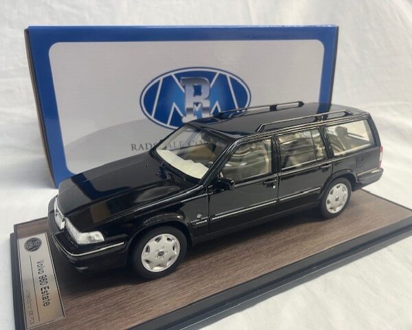 Volvo 960 Estate 1996 Zwart 1-18 DNA-Radscale Collectibles (Inkl.Vitrine) Limited 600 Pieces (Resin)