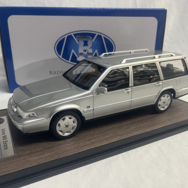 Volvo 960 Estate 1996 Zilver 1-18 DNA-Radscale Collectibles (Inkl.Vitrine) Limited 600 Pieces (Resin)