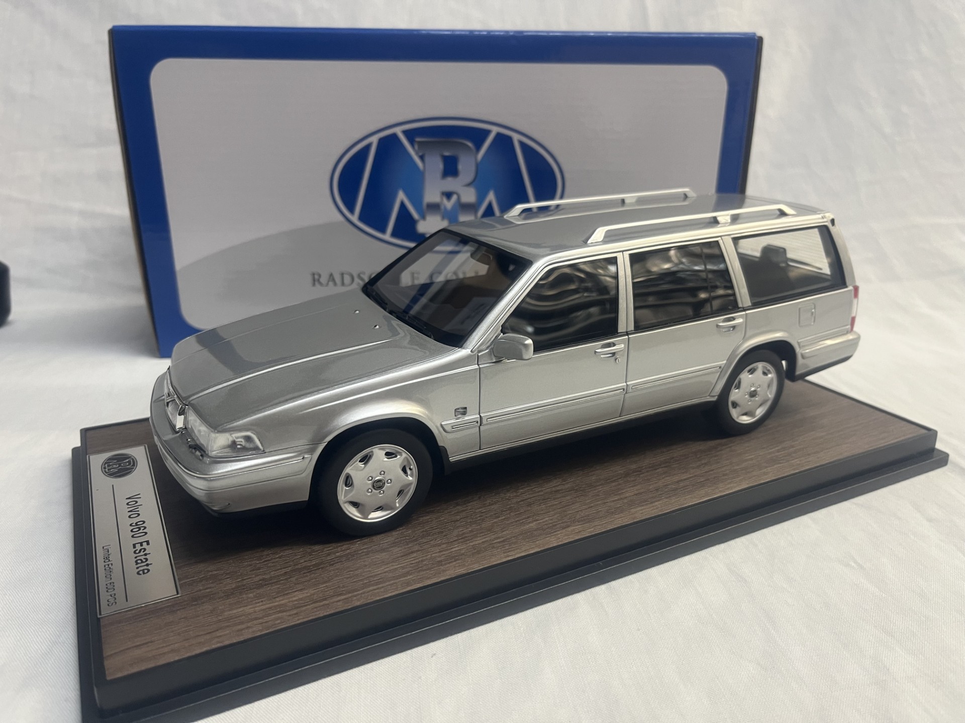 Volvo 960 Estate 1996 Zilver 1-18 DNA-Radscale Collectibles (Inkl.Vitrine) Limited 600 Pieces (Resin)