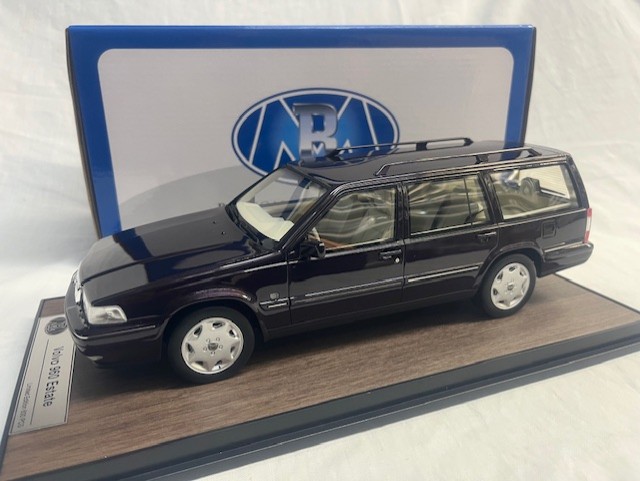 Volvo 960 Estate 1996 Black Perry Metallic 1-18 DNA-Radscale Collectibles (Inkl.Vitrine) Limited 600 Pieces (Resin)