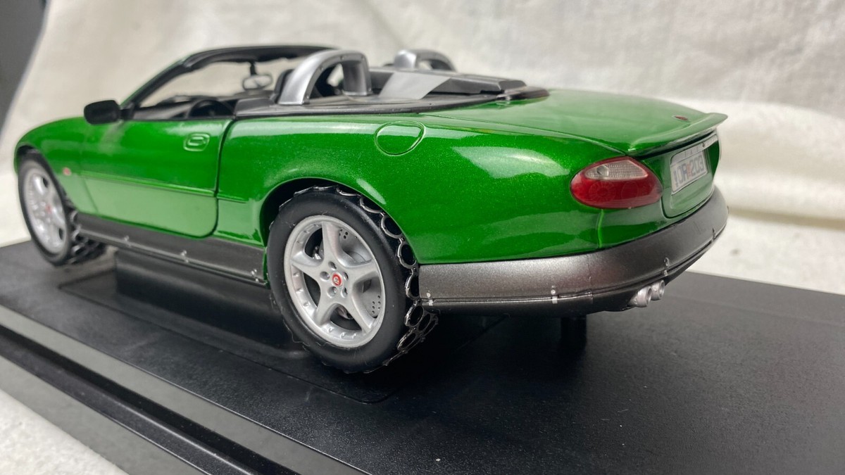 Jaguar XKR Roadster 2002 "James Bond 007 Die Another Day" Groen 1-18 ERTL