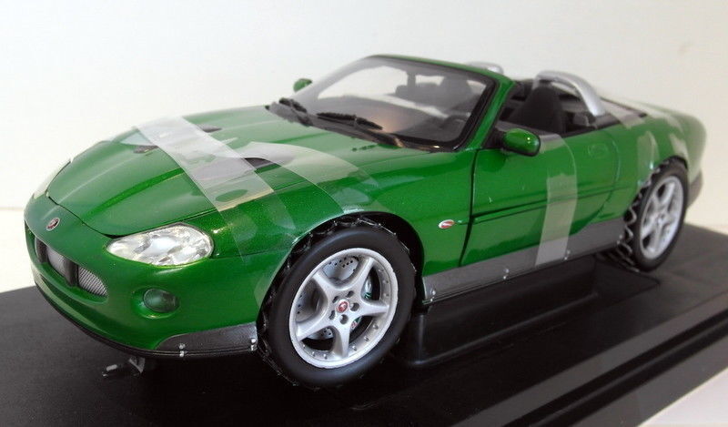 Jaguar XKR Roadster 2002 "James Bond 007 Die Another Day" Groen 1-18 ERTL