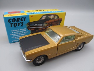 Ford Mustang Fastback Coupe 2+2 Gold & Black 1-43 Corgi Toys
